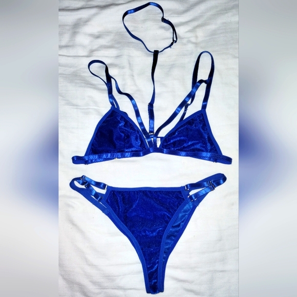 Strappy Velvet Bra and Panty Set with Built-In Choker - Picture 7 of 7